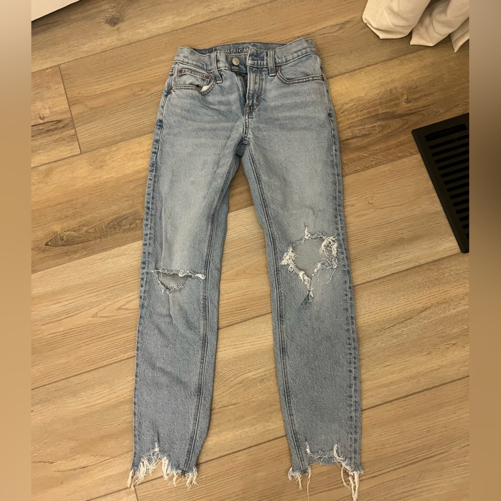 American Eagle Distressed 90’s Skinny Jeans; size 00 short